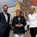 12. juni: Kronprinsparet besøker Mecklenburg-Vorpommern etter invitasjon fra forbundskansler Angela Merkel (Foto: Johannes Eisele / AFT, Scanpix) 